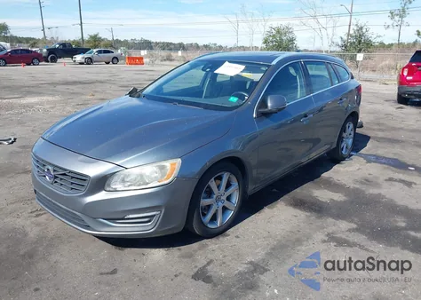 2017 Volvo V60 T5 Premier z USA, uszkodzony, nr VIN YV140MEK6H1373045